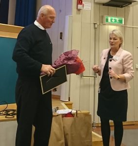 Sari Ponzer delar ut Matts Halldinpriset 2017 till Leif Svensson på Södersjukhuset